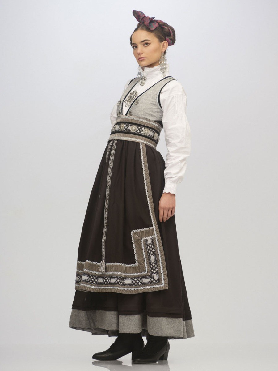 Fjellvåken festdrakt i sølvgrått og sort, hel figur sett forfra