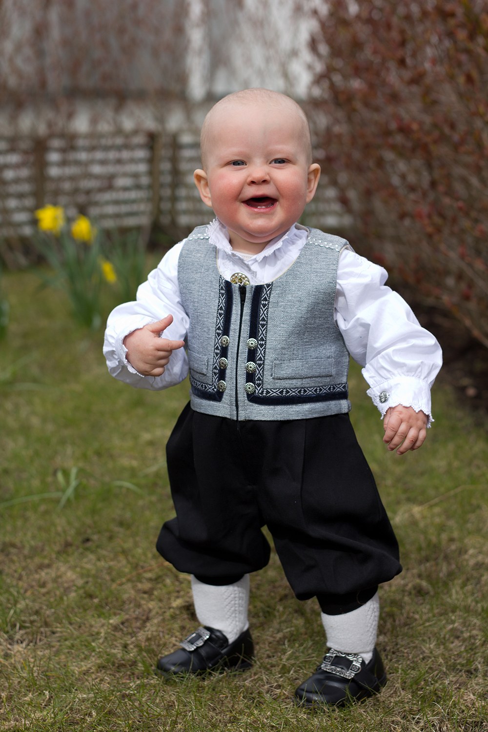 Baby i Lasse festdrakt med sølvgrå vest