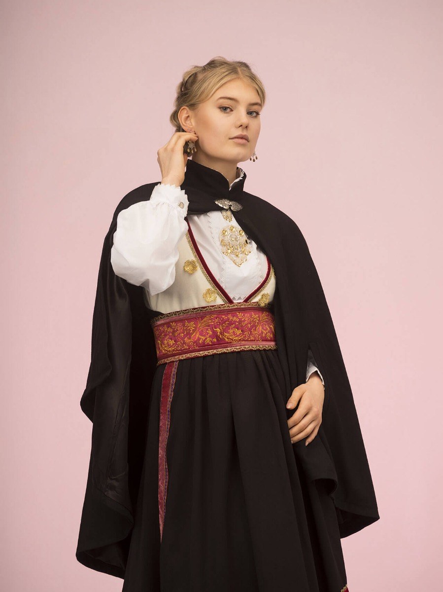 Leonora cape i sort båret over festdrakt